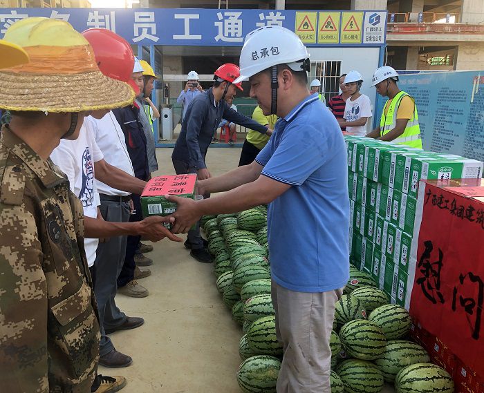 發(fā)放清涼物資。盧瑞陽(yáng) 攝.JPG